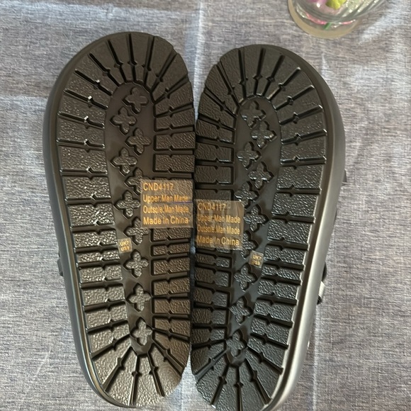 PrettyLittleThing Women’s Sz 9 NIB Black Chunky Multi Cross Strap Sandals - Picture 4 of 4